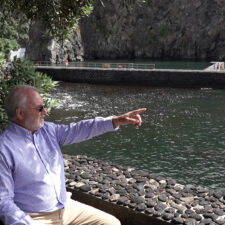 1. Roberto Medeiros com Memorias da Agua sobre a Vila de Agua de Pau (A) - Aug.01_26 - #2
