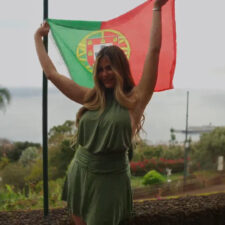 Cantora Yosi Pinta da Madeira com a cancao 