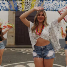 Cantora Yosi Pinto com a cancao videoclip 