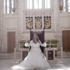 Cantora Sarah Pacheco com a cancao 